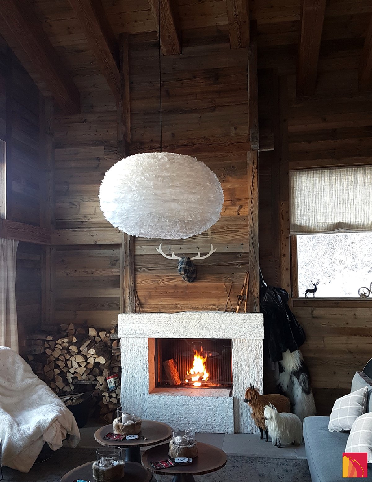 Front fireplace with wooden mantle and flambéed St-Léonard stone base - Carron-Lugon
